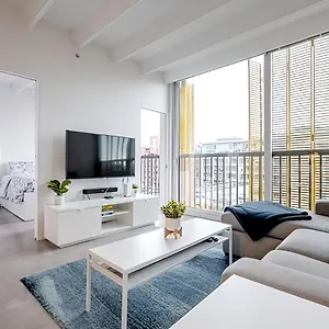 Modern, Bright & 1-bed Downtown Close To Rogers Arena Apartment