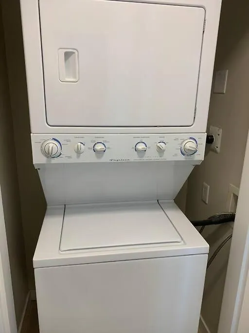 Downtown 3Br/2Ba+Views+Skytrain+Free Parking Apartment Vancouver