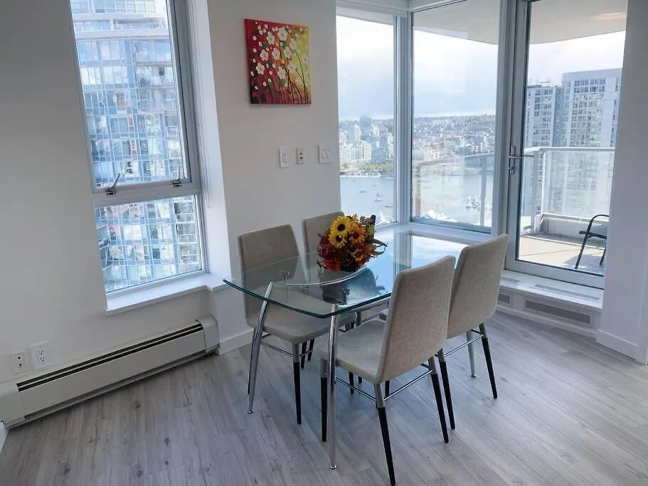 Downtown 3Br/2Ba+Views+Skytrain+Free Parking Apartment Vancouver Canada
