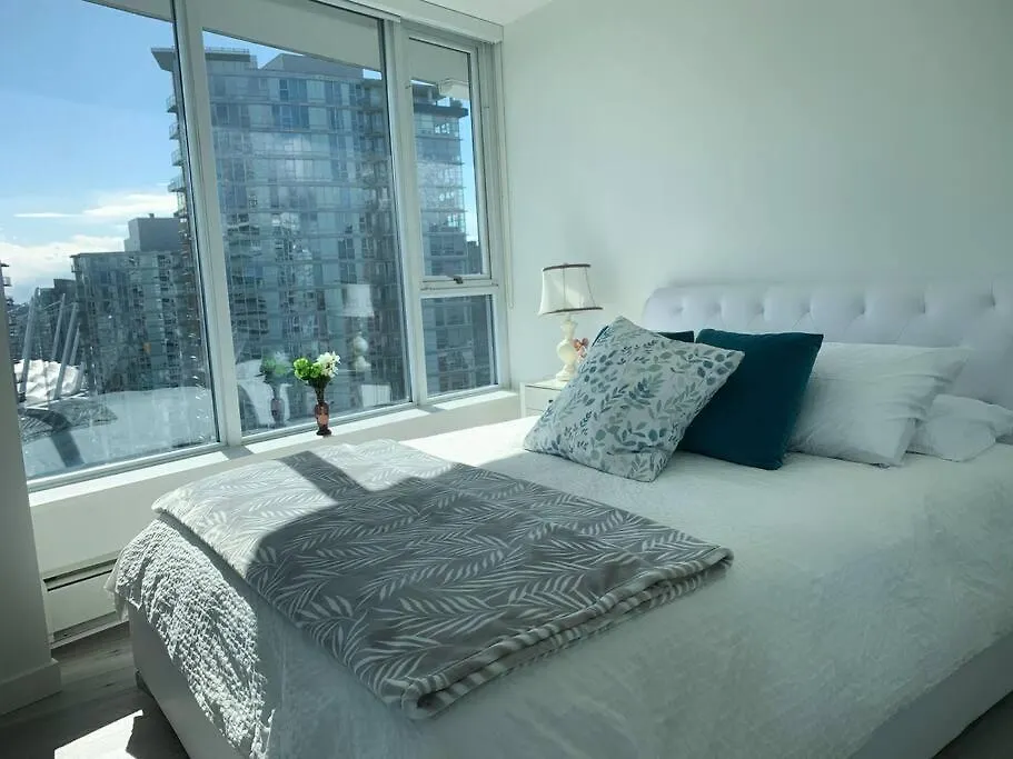 Downtown 3Br/2Ba+Views+Skytrain+Free Parking Apartment Vancouver