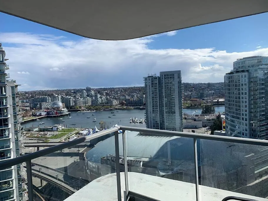Downtown 3Br/2Ba+Views+Skytrain+Free Parking Apartment Vancouver Canada