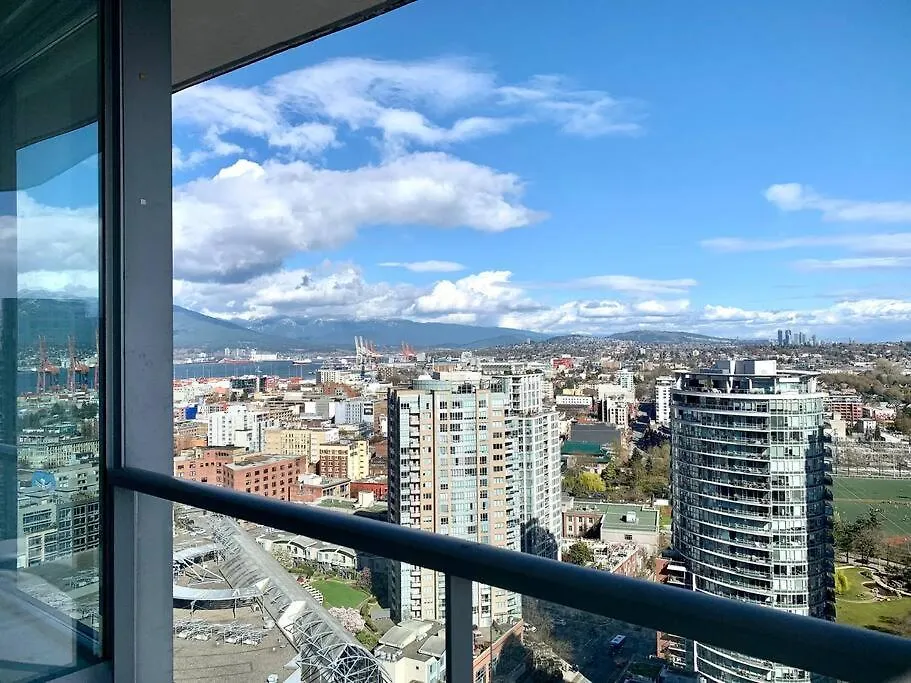 Downtown 3Br/2Ba+Views+Skytrain+Free Parking Apartment Vancouver