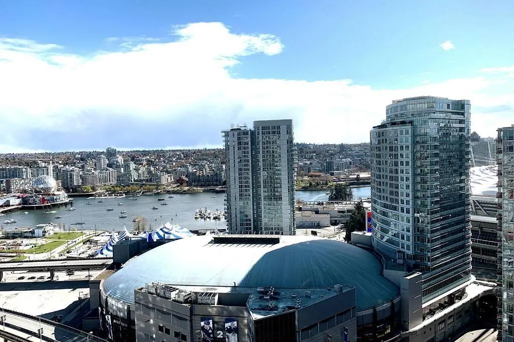 Downtown 3Br/2Ba+Views+Skytrain+Free Parking Apartment Vancouver