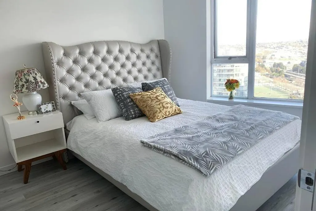 Downtown 3Br/2Ba+Views+Skytrain+Free Parking Apartment Vancouver
