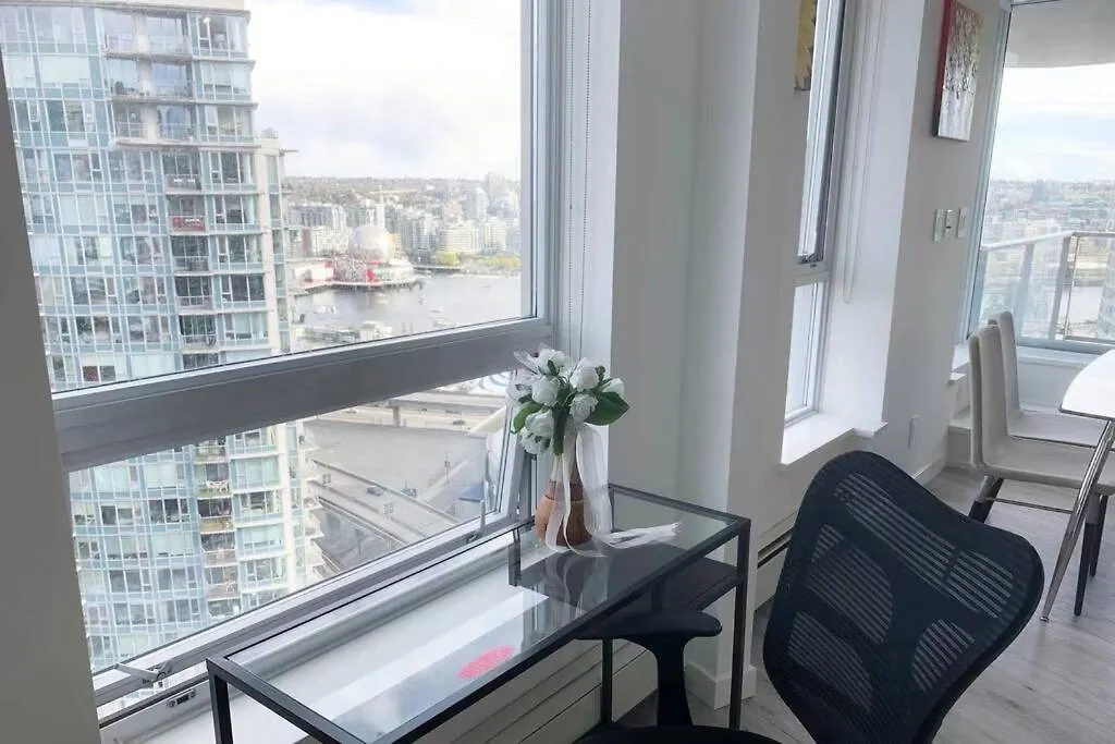 Downtown 3Br/2Ba+Views+Skytrain+Free Parking Apartment Vancouver