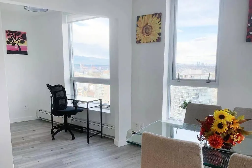 Downtown 3Br/2Ba+Views+Skytrain+Free Parking Apartment Vancouver Canada