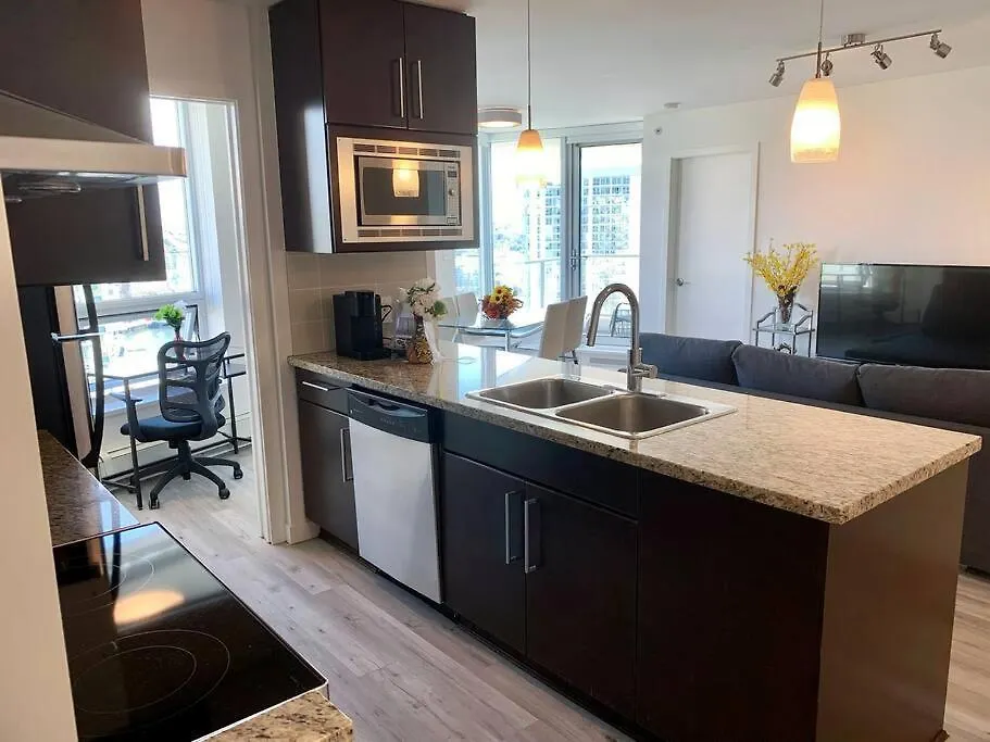 Downtown 3Br/2Ba+Views+Skytrain+Free Parking Apartment Vancouver