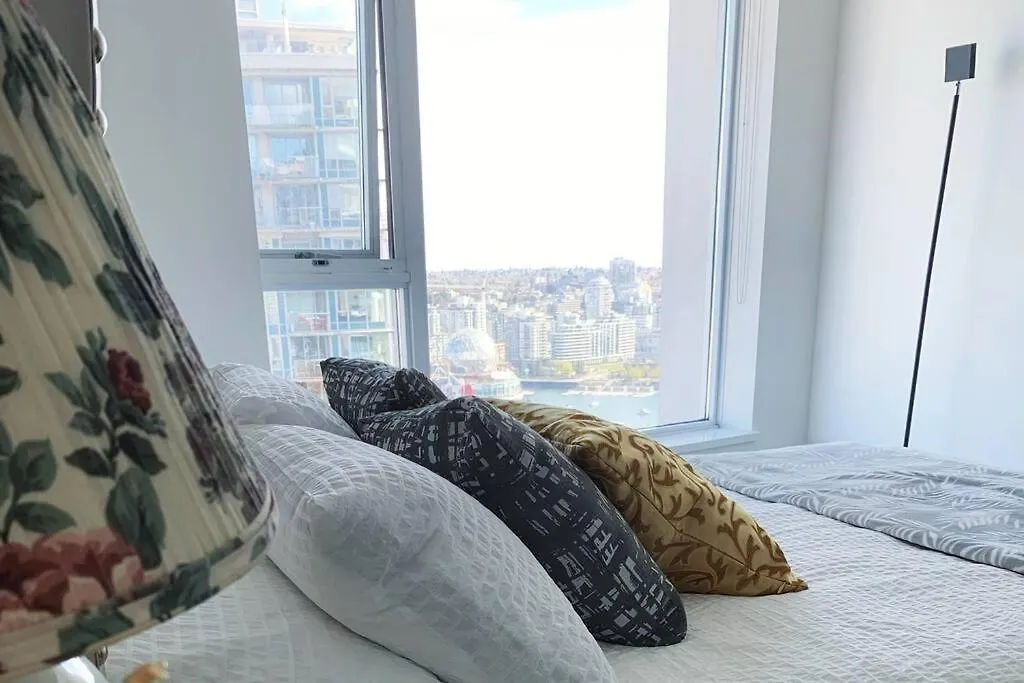 Downtown 3Br/2Ba+Views+Skytrain+Free Parking Apartment Vancouver Canada