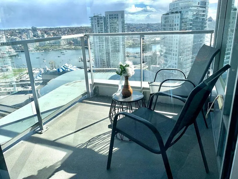 Downtown 3Br/2Ba+Views+Skytrain+Free Parking Apartment Vancouver