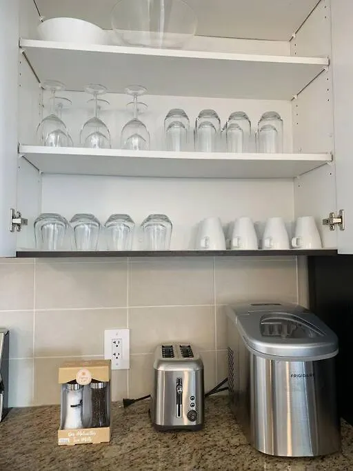 Downtown 3Br/2Ba+Views+Skytrain+Free Parking Apartment Vancouver