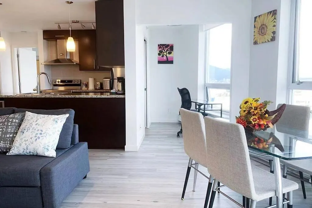 Downtown 3Br/2Ba+Views+Skytrain+Free Parking Apartment Vancouver