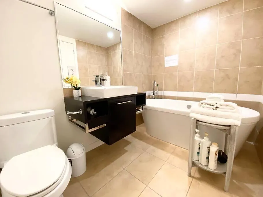 Downtown 3Br/2Ba+Views+Skytrain+Free Parking Apartment Vancouver