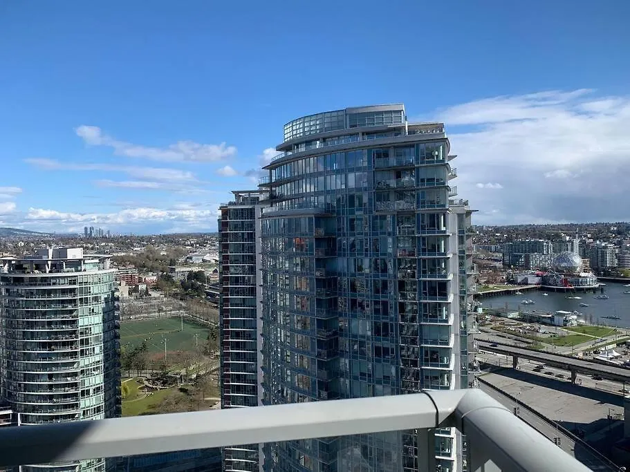 Downtown 3Br/2Ba+Views+Skytrain+Free Parking Apartment Vancouver